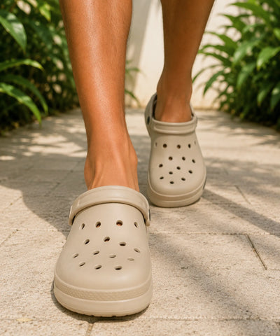 Chinelo masculino marrom visto de frente no pé