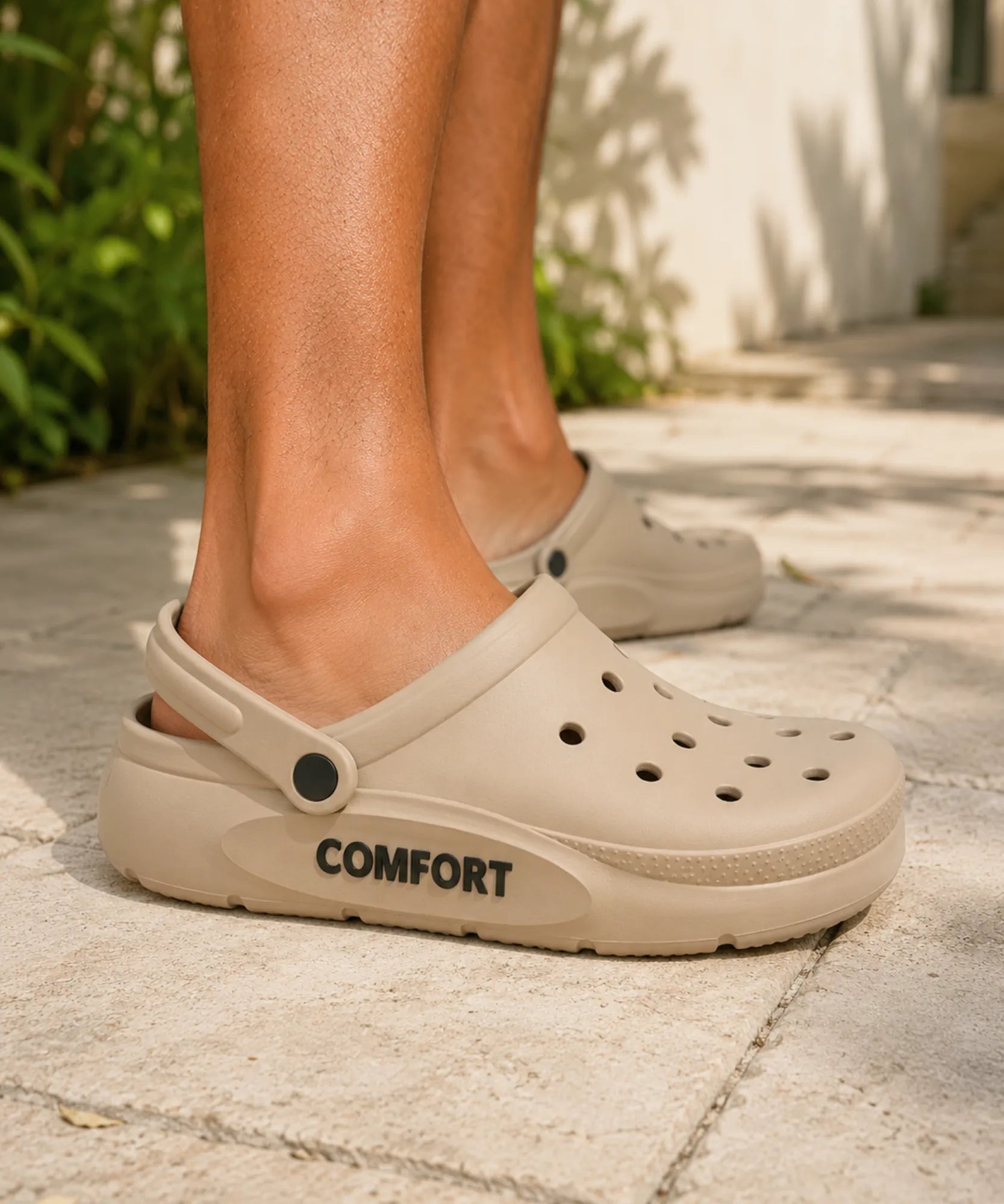 Chinelo masculino marrom de perfil com alça ajustável