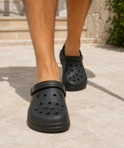 Chinelo masculino preto visto de frente no pé