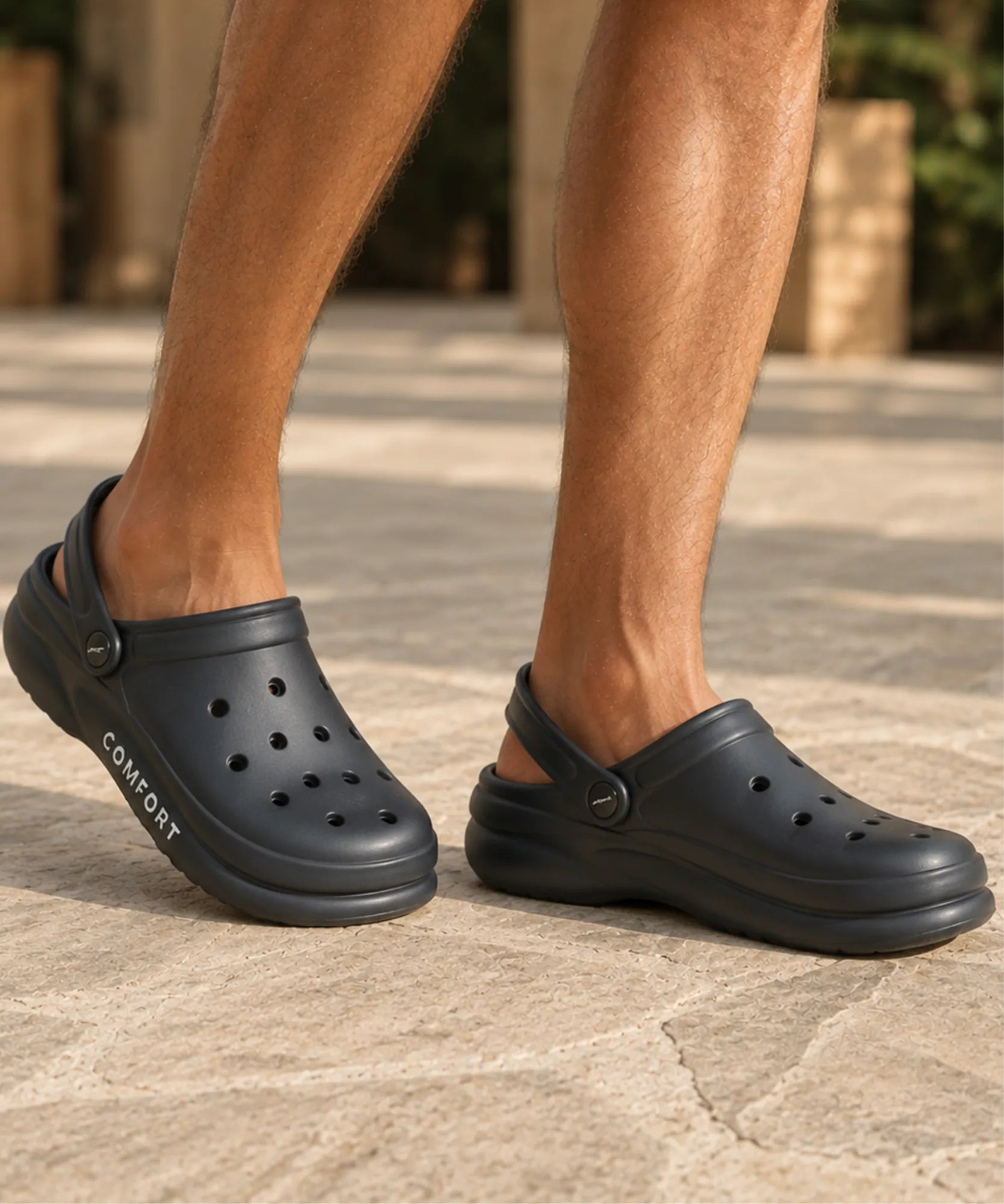 Chinelo masculino preto nos dois pés em piso externo