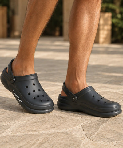 Chinelo masculino preto nos dois pés em piso externo
