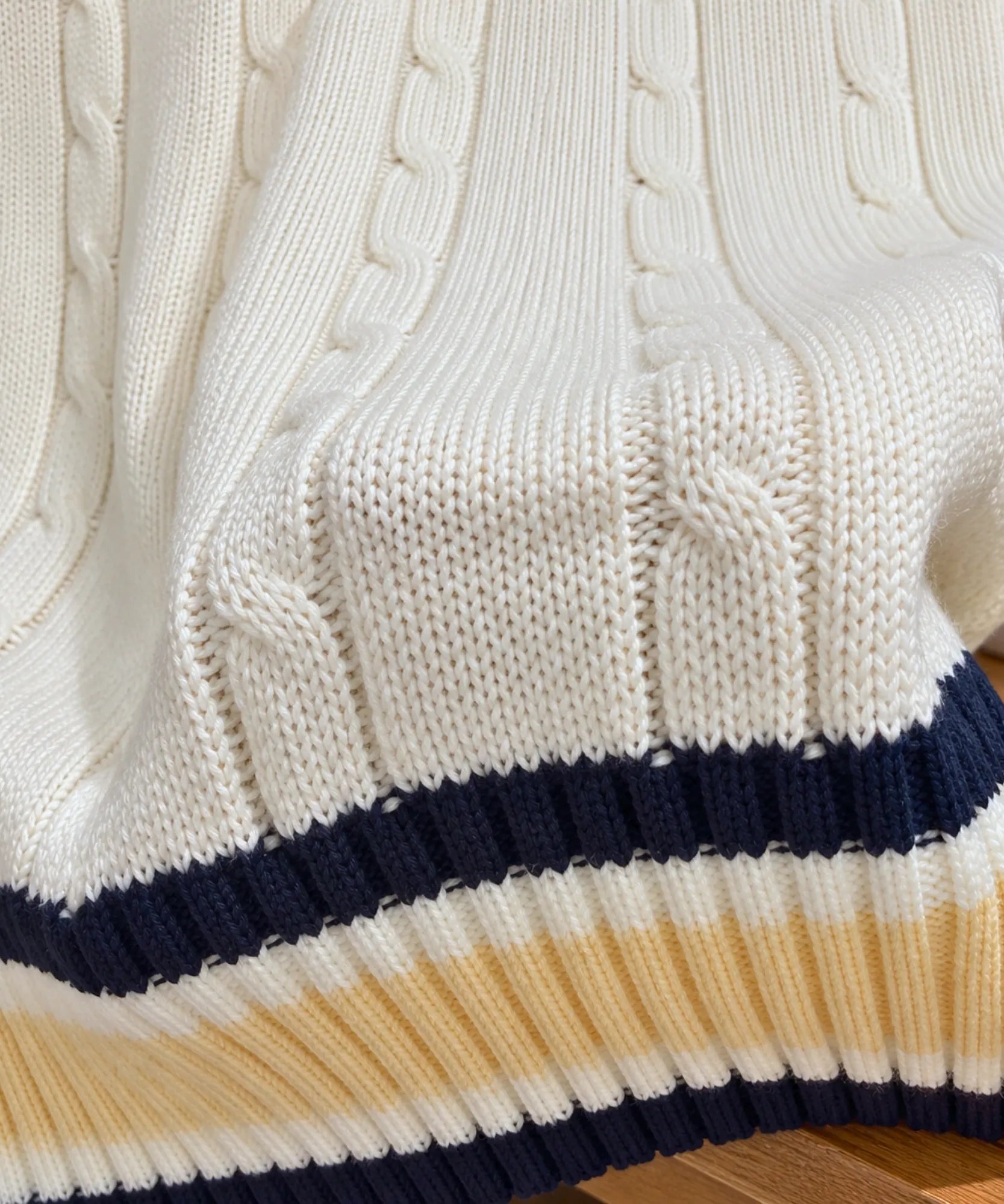 Comprar colete de tricô feminino detalhe da malha off white barato Anellimn