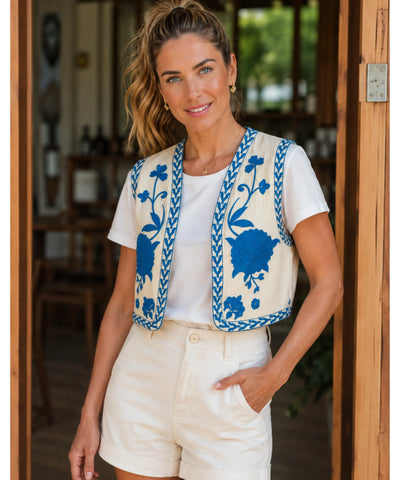 Colete feminino bordado floral bege com bordado azul, modelo vestindo short branco