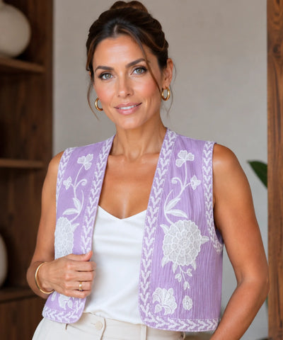 Colete feminino bordado floral lilás com bordado branco, modelo vestindo