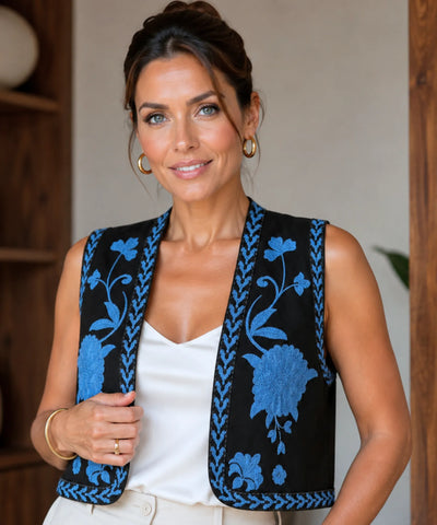 Colete feminino bordado floral preto com bordado azul, modelo vestindo