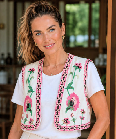 Colete feminino bordado floral com bordado rosa, modelo vestindo camiseta branca