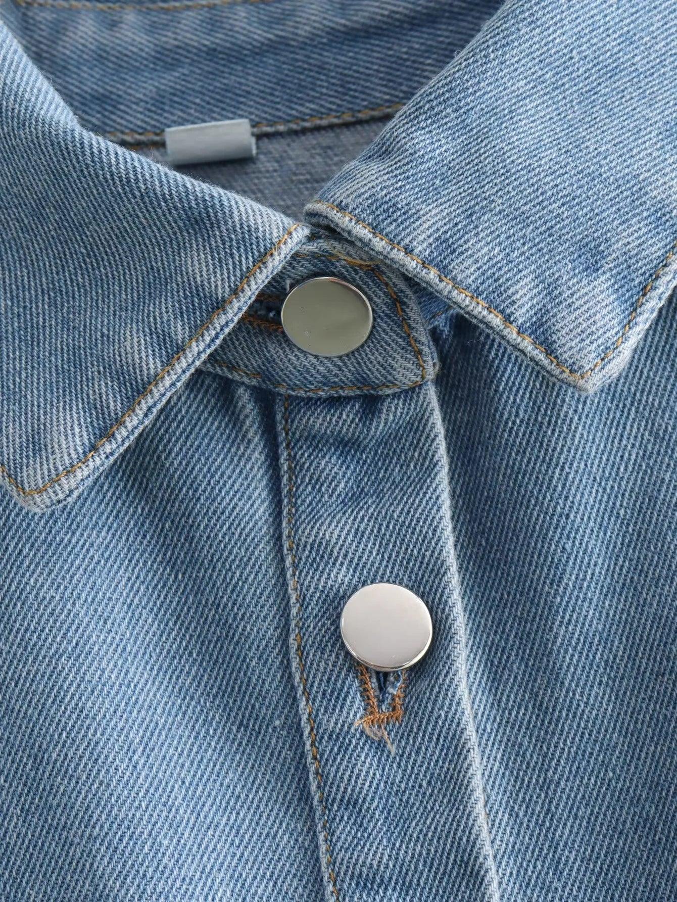 Detalhe da gola camisa e dos botoes metalicos do colete jeans feminino curto azul claro