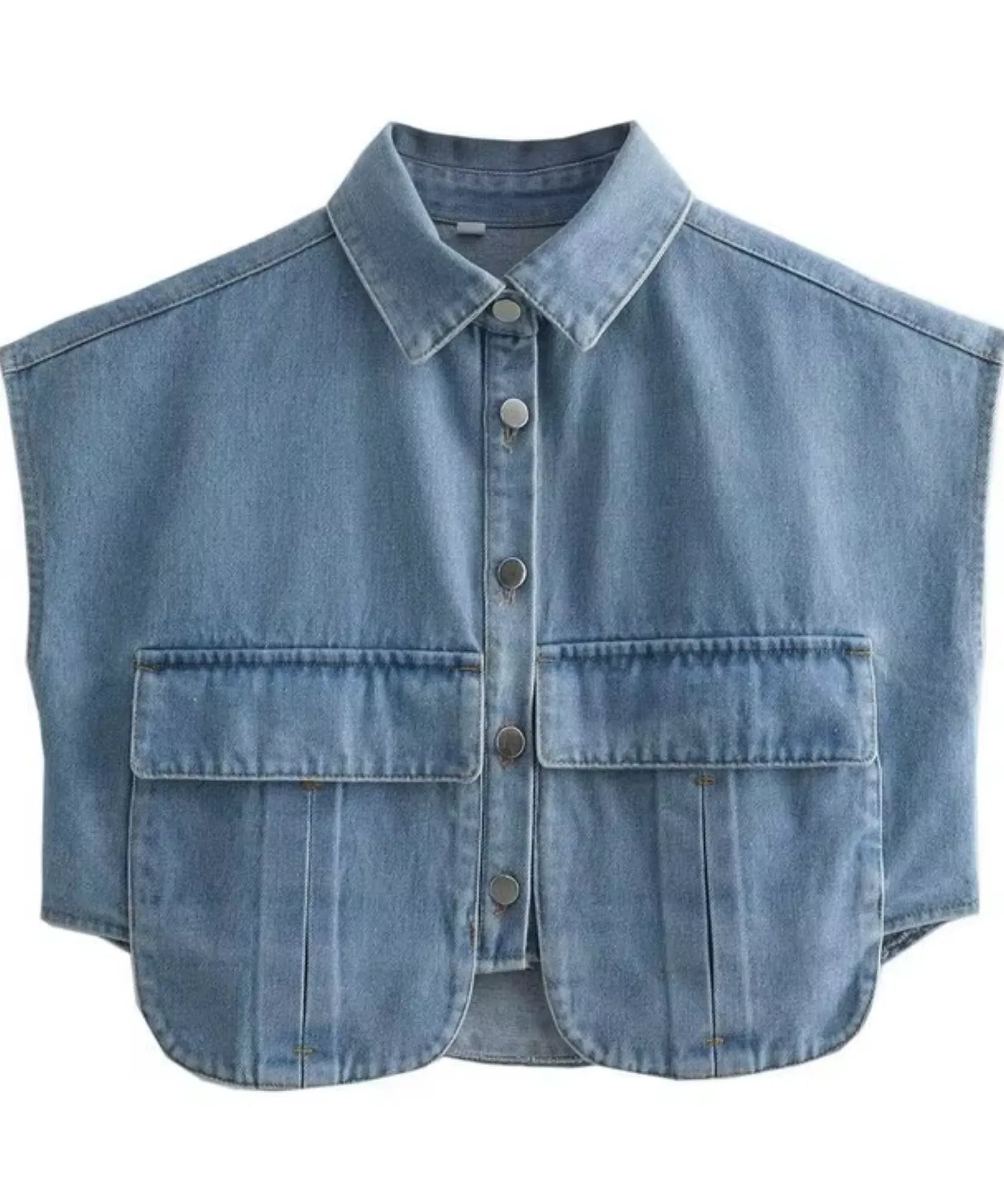 Colete jeans feminino curto cropped azul claro fotografado aberto, mostrando os dois bolsos com aba e a barra arredondada