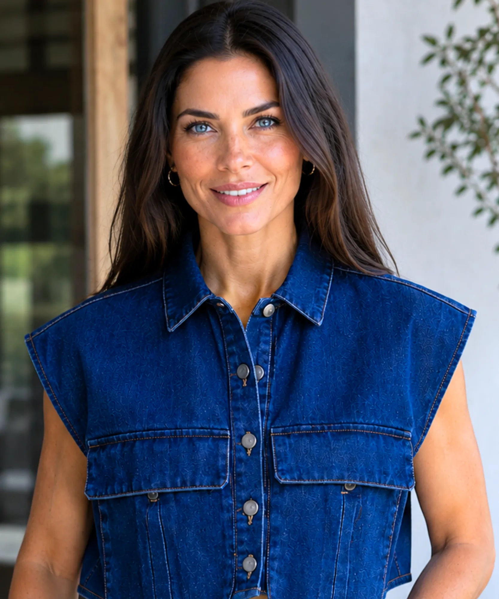 Colete jeans feminino curto azul escuro com ombro caido estruturado e fileira de botoes metalicos