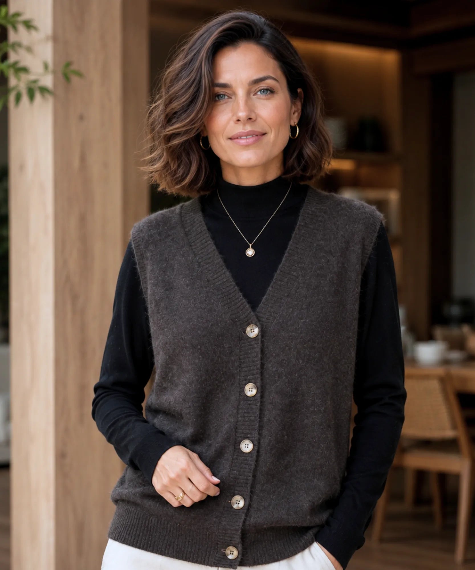 Comprar colete feminino em tricot com gola V e botões, ideal para sobrepor looks elegantes de outono e inverno em promoção Anellimn