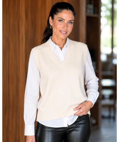 Colete feminino tricot bege gola V canelado com camisa branca e calça preta