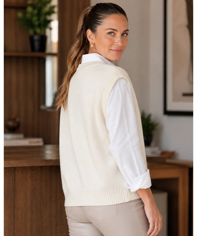 Colete feminino tricot off white visto de costas, modelagem oversized