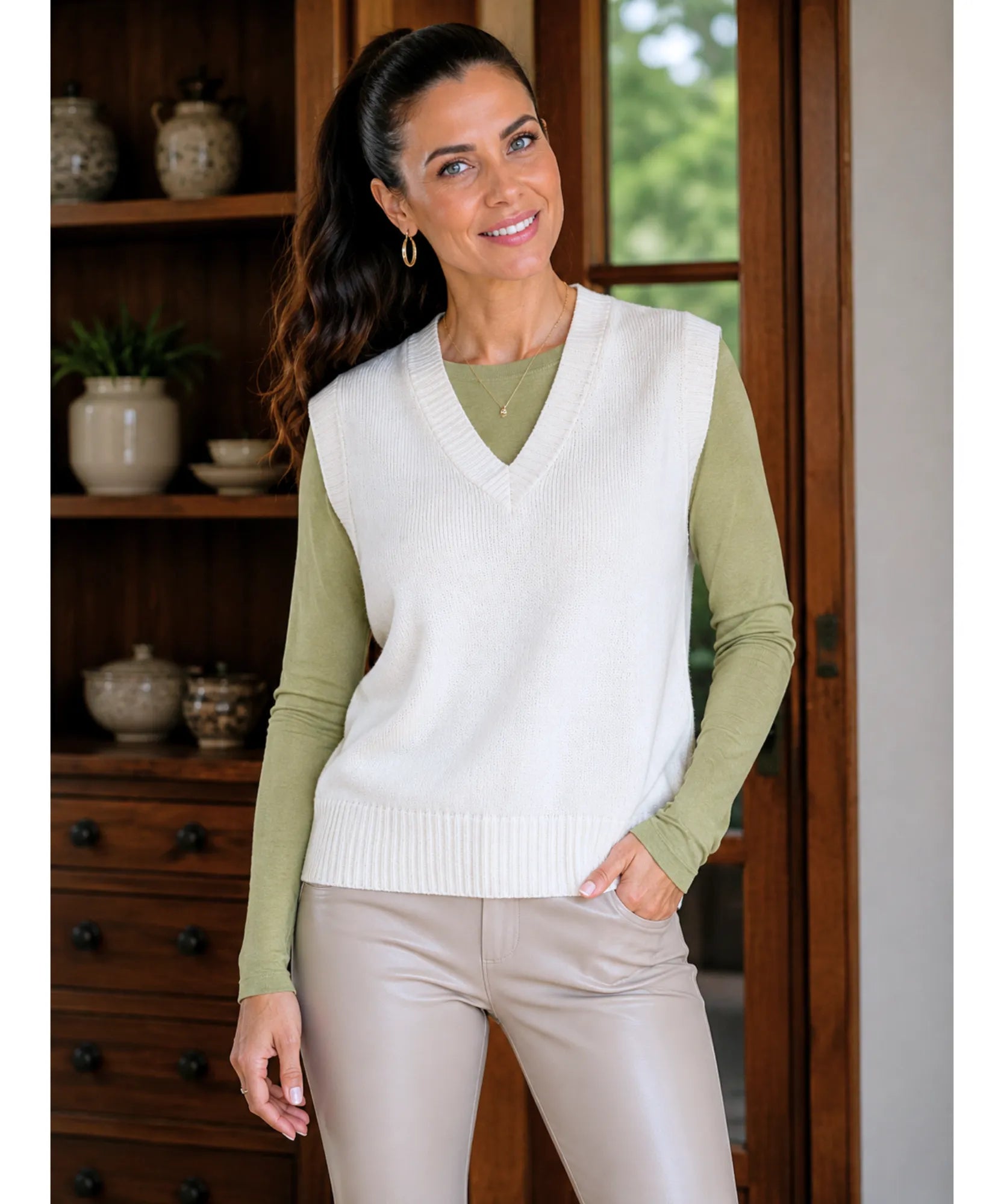 Colete feminino tricot off white gola V canelado, modelo com camisa verde oliva