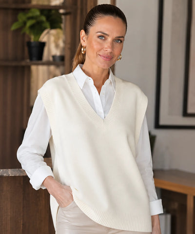Colete feminino tricot off white canelado com camisa branca e calça bege