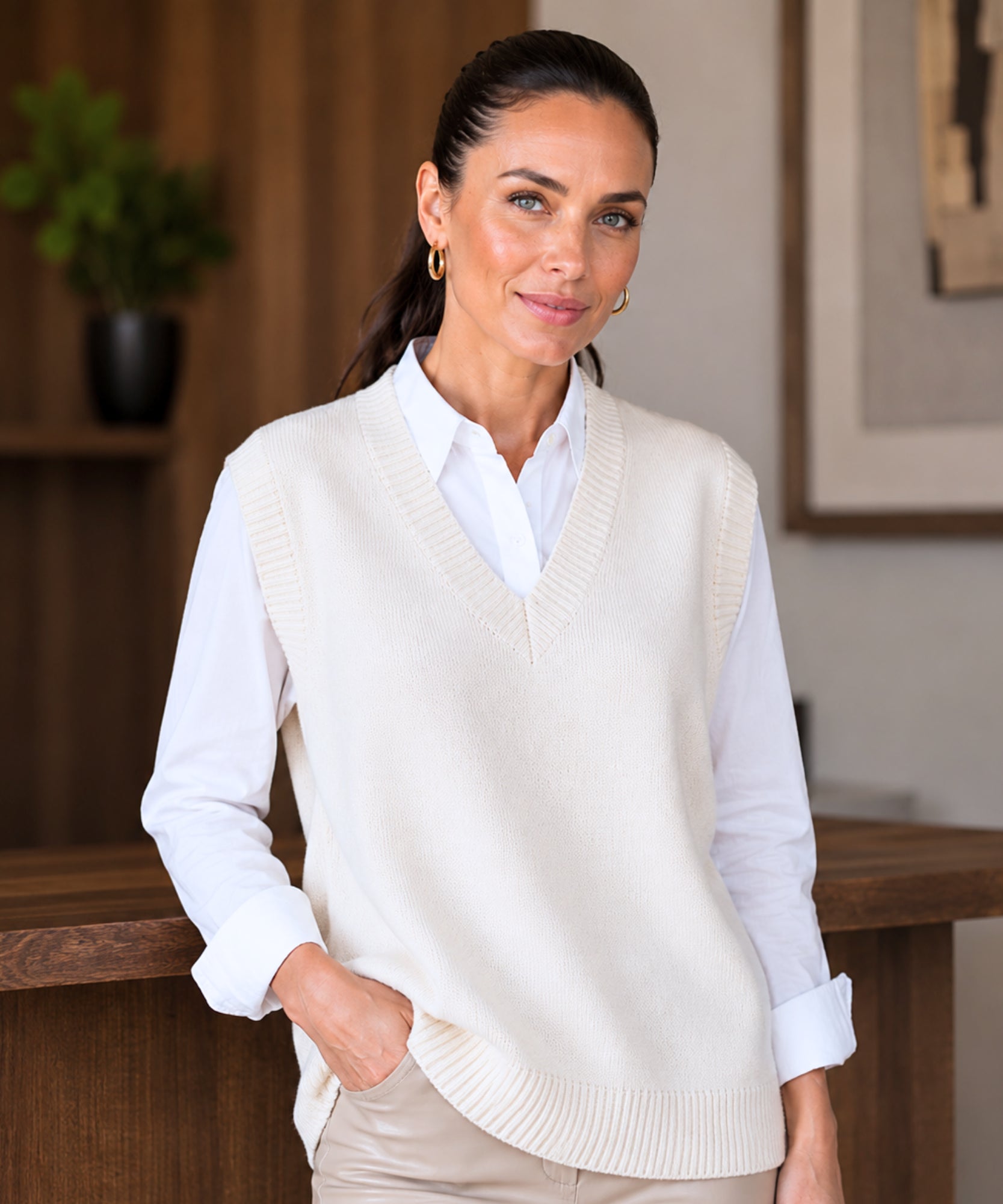 Colete feminino tricot off white gola V canelado, modelo com camisa branca e calça bege