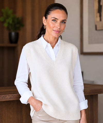 Colete feminino tricot off white gola V canelado, modelo com camisa branca e calça bege