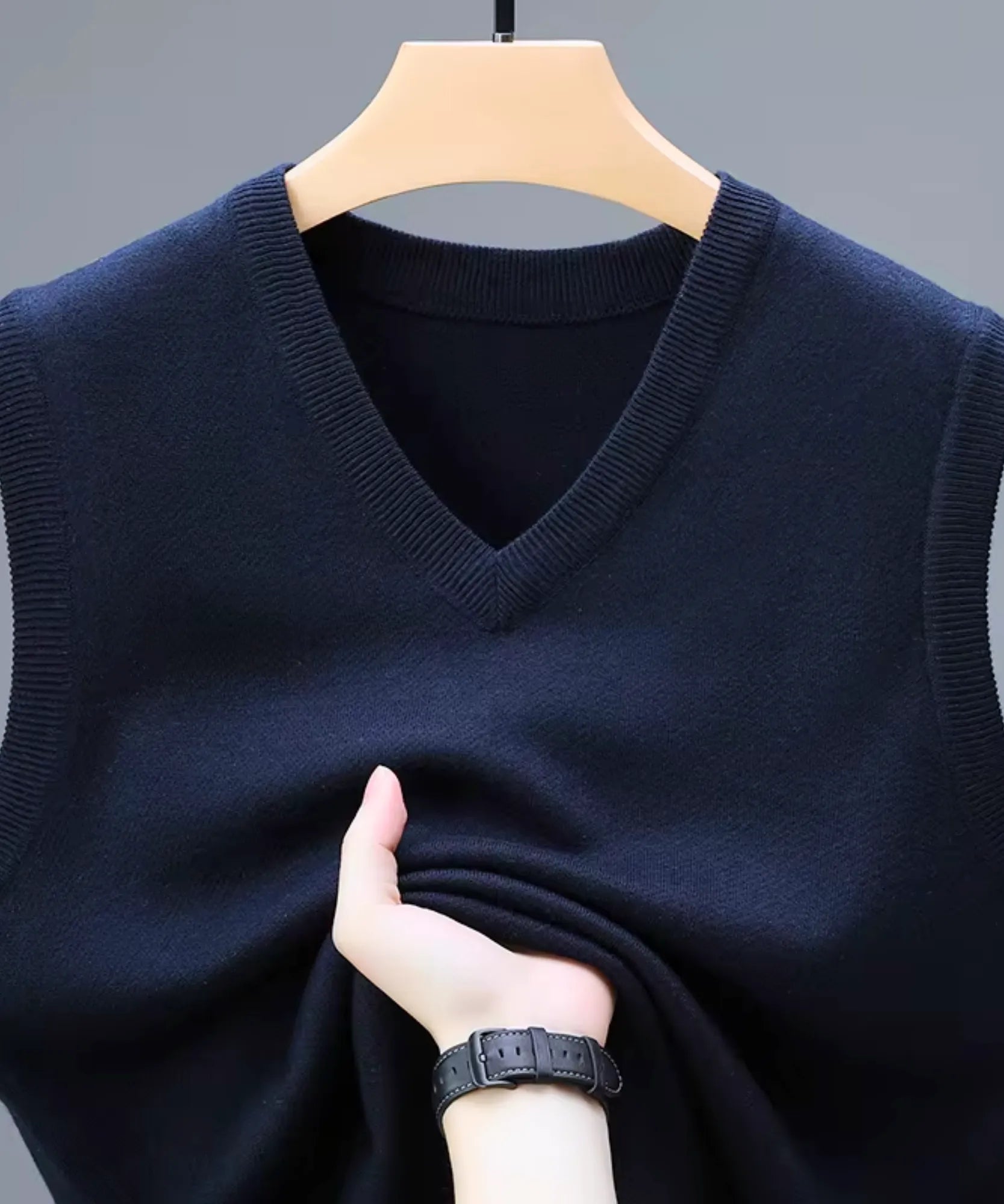 Comprar colete tricot masculino azul marinho no cabide detalhe da malha barato Anellimn