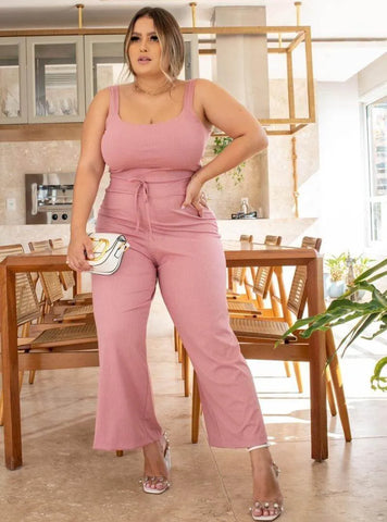 Conjunto de malha feminino com blusa e calça de tecido canelado. O conjunto é confortável e versátil, ideal para usar em casa ou em passeios casuais.