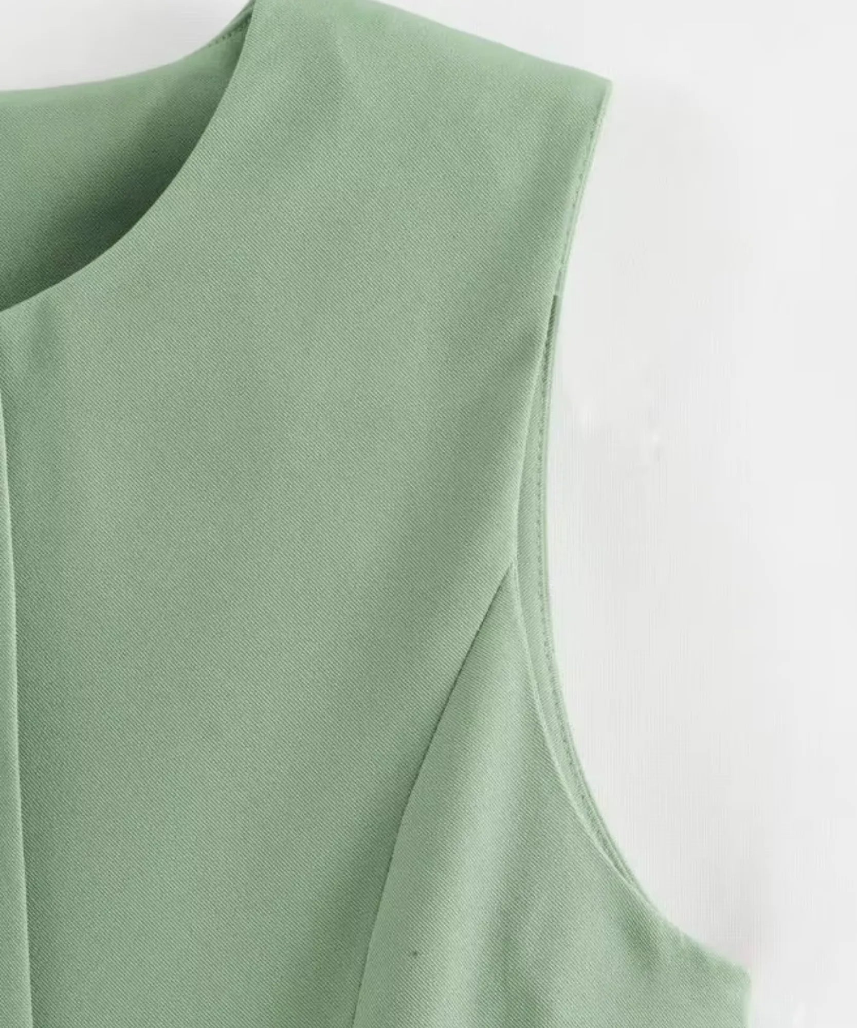 Colete alfaiataria feminino verde oliva, detalhe do tecido estruturado e da cava