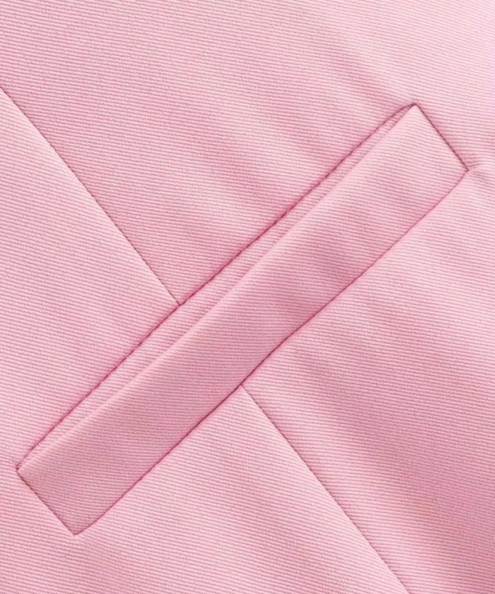 Short alfaiataria feminino rosa, detalhe do bolso em viés