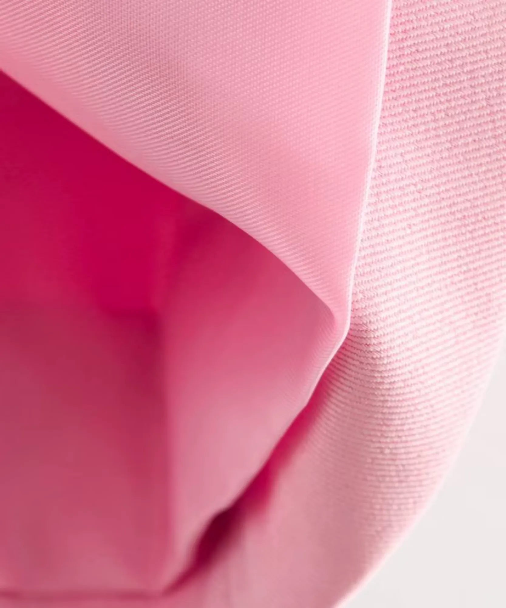 Short alfaiataria feminino rosa, detalhe do tecido dobrado e do forro interno