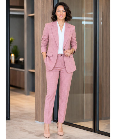Conjunto alfaiataria feminino risca de giz rosa – blazer e calça reta, vista de frente