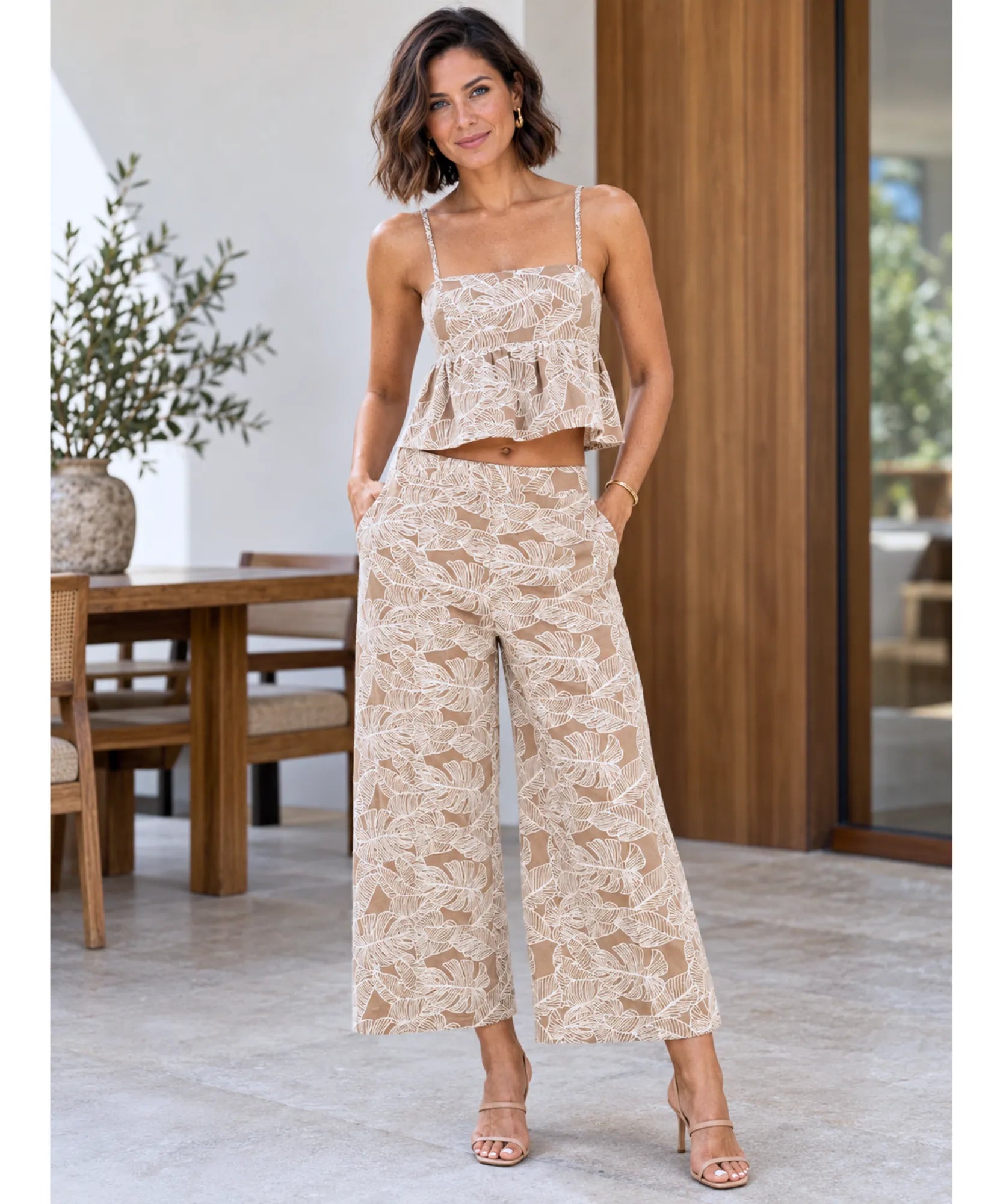 Conjunto bordado feminino bege, modelo de corpo inteiro dos pés à cabeça