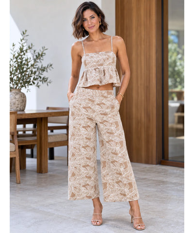 Conjunto bordado feminino bege, modelo de corpo inteiro dos pés à cabeça