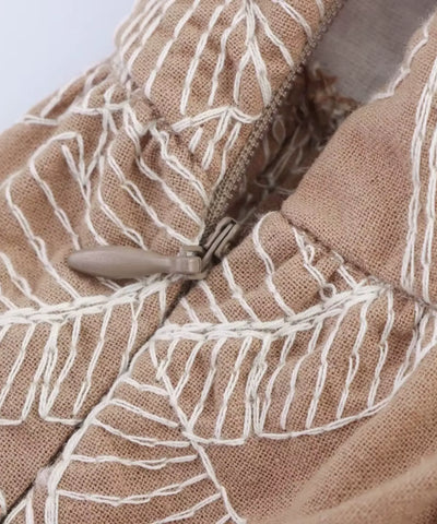 Detalhe do zíper lateral da calça pantalona bordada bege