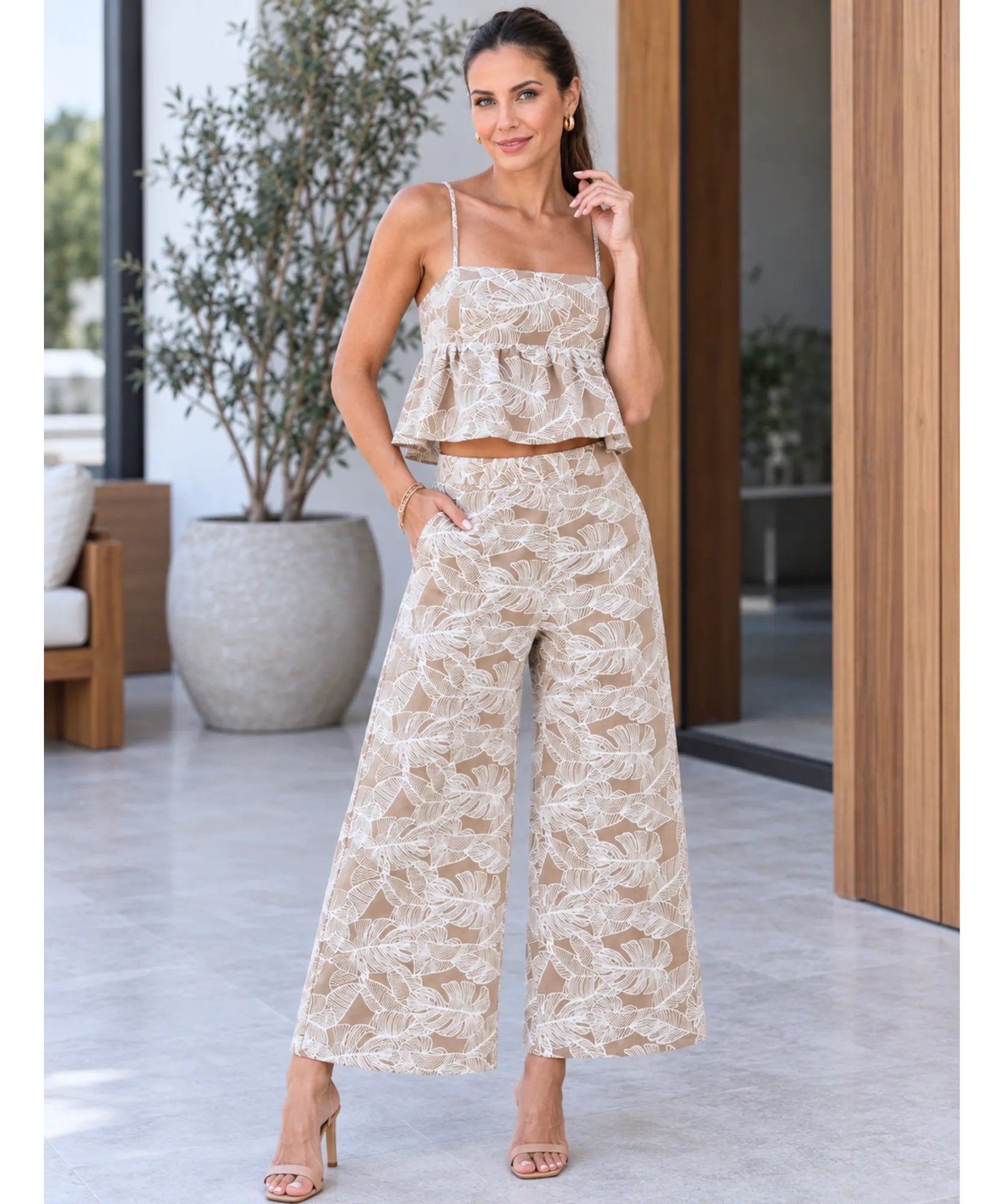 Comprar conjunto bordado feminino cropped e calça pantalona bege barato Anellimn