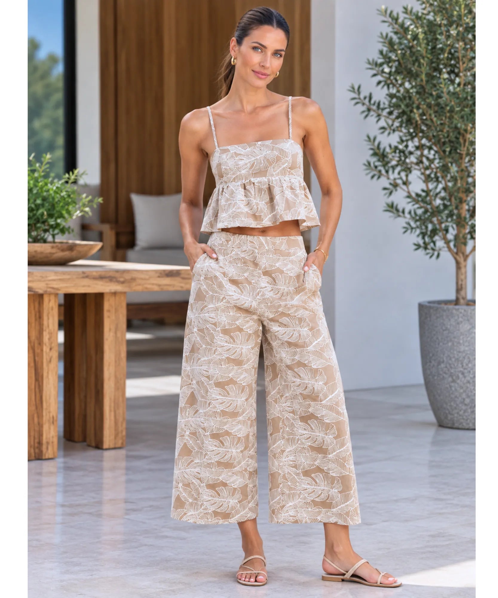 Conjunto bordado feminino bege completo, cropped e calça pantalona