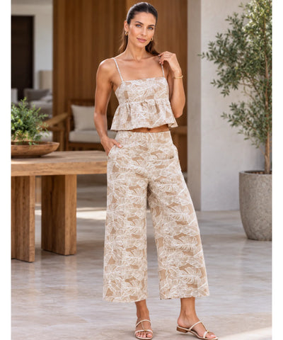 Conjunto bordado feminino bege para o verão, vista de frente