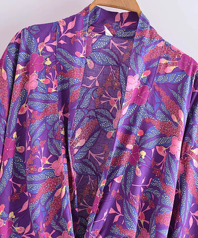 Conjunto calça e blusa feminino roxo floral, detalhe do tecido estampado