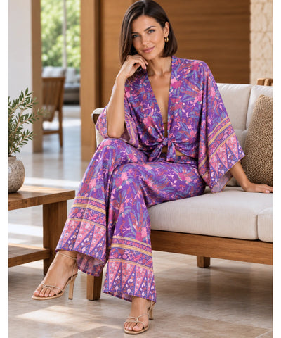 Conjunto calça e blusa feminino roxo floral, sentada