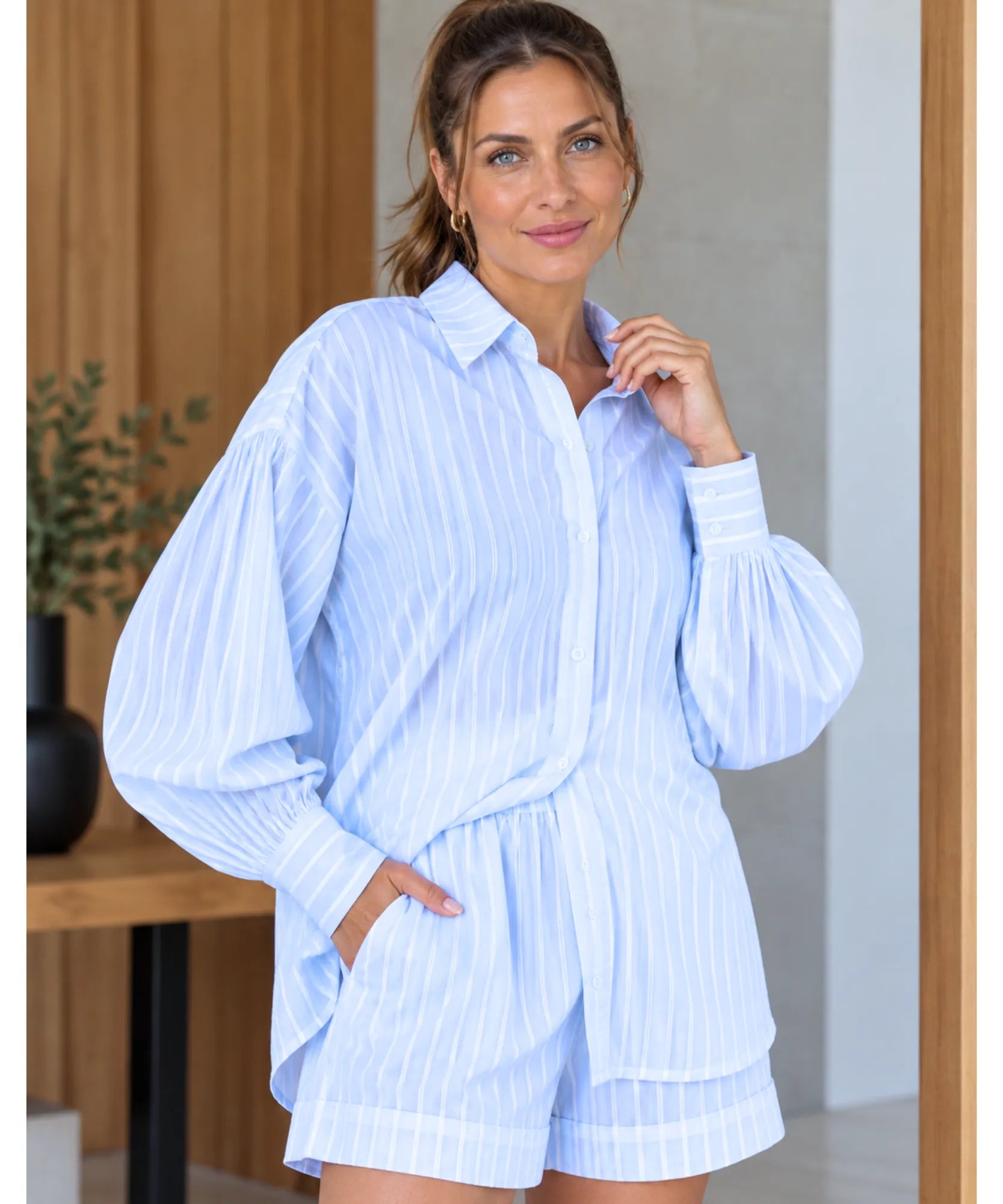 Conjunto feminino camisa oversized e short algodão azul claro listrado, detalhe da gola e do punho
