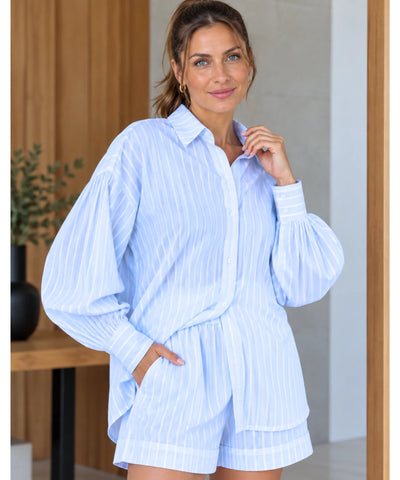 Conjunto feminino camisa oversized e short algodão azul claro listrado, detalhe da gola e do punho