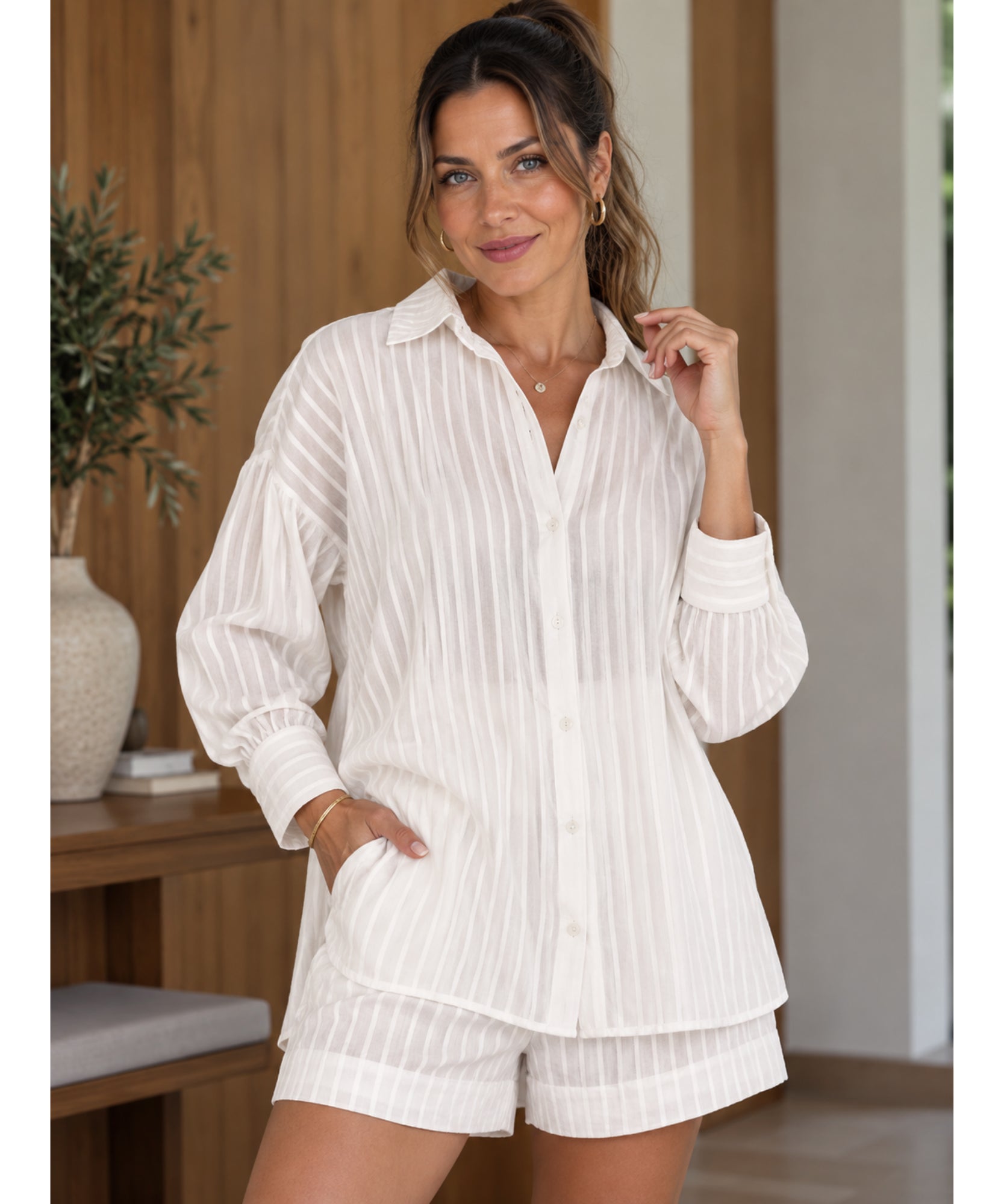 Conjunto feminino camisa oversized e short algodão bege claro listrado, vista de frente