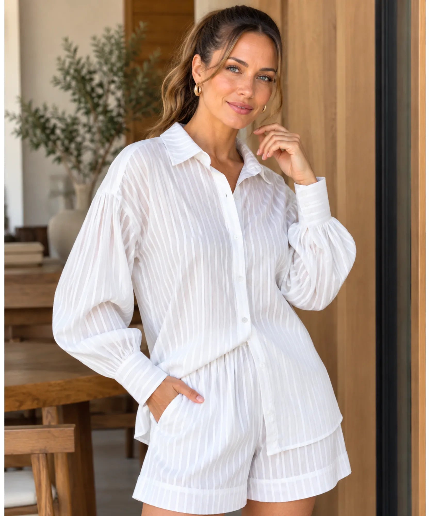 Conjunto feminino camisa oversized e short algodão branco listrado, vista de frente