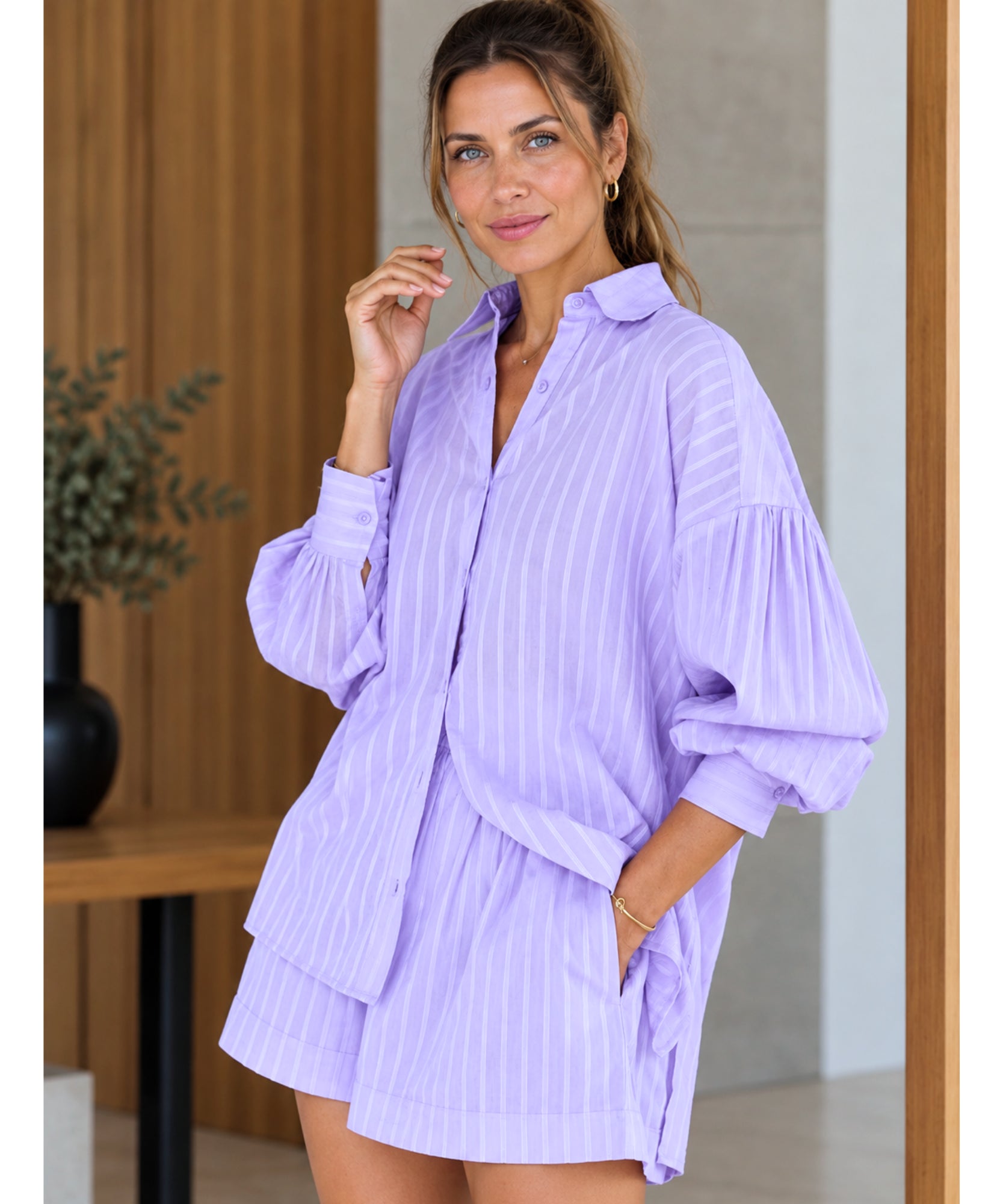 Conjunto feminino camisa oversized e short algodão lilás listrado, vista de frente