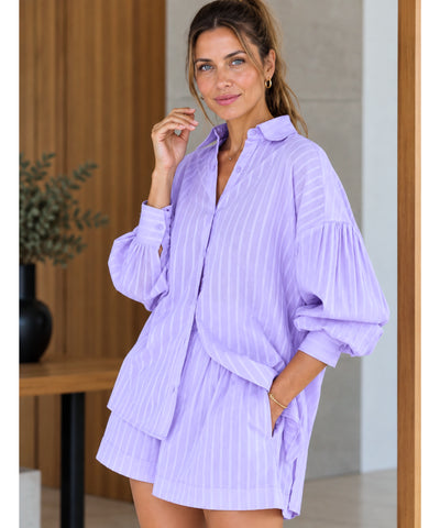 Conjunto feminino camisa oversized e short algodão lilás listrado, vista de frente