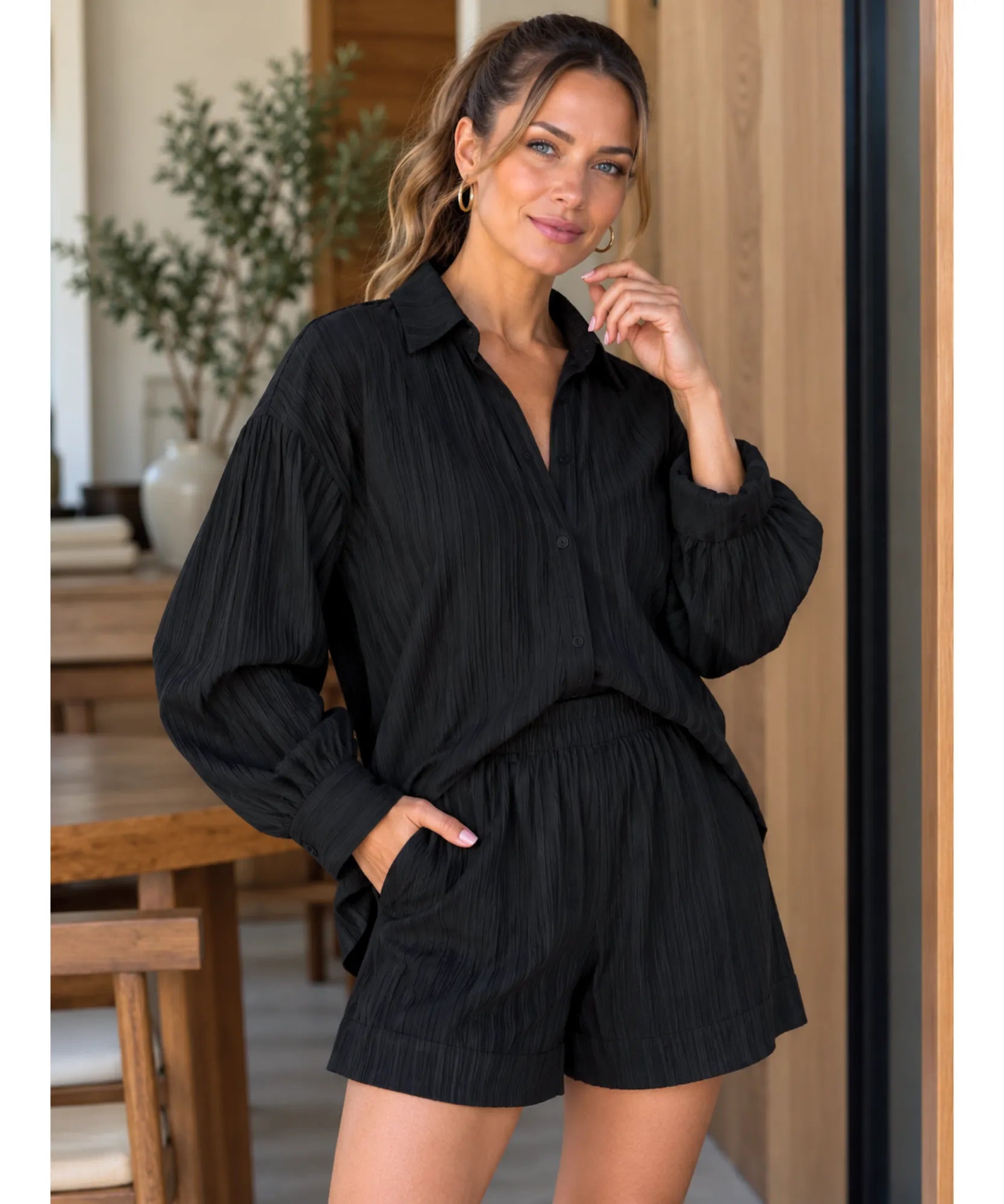 Conjunto feminino camisa oversized e short algodão preto listrado, vista de frente
