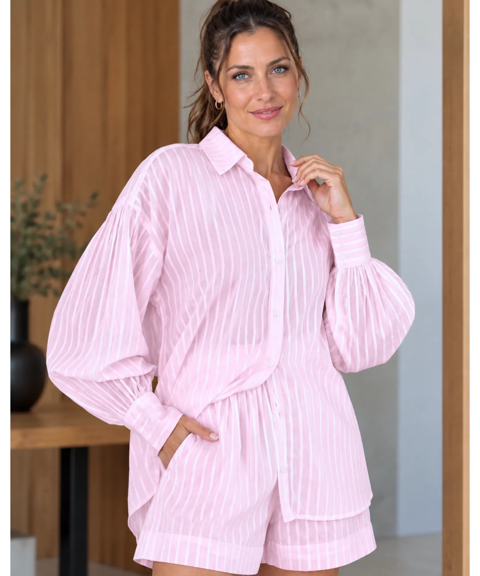 Conjunto feminino camisa oversized e short algodão rosa listrado, look casual