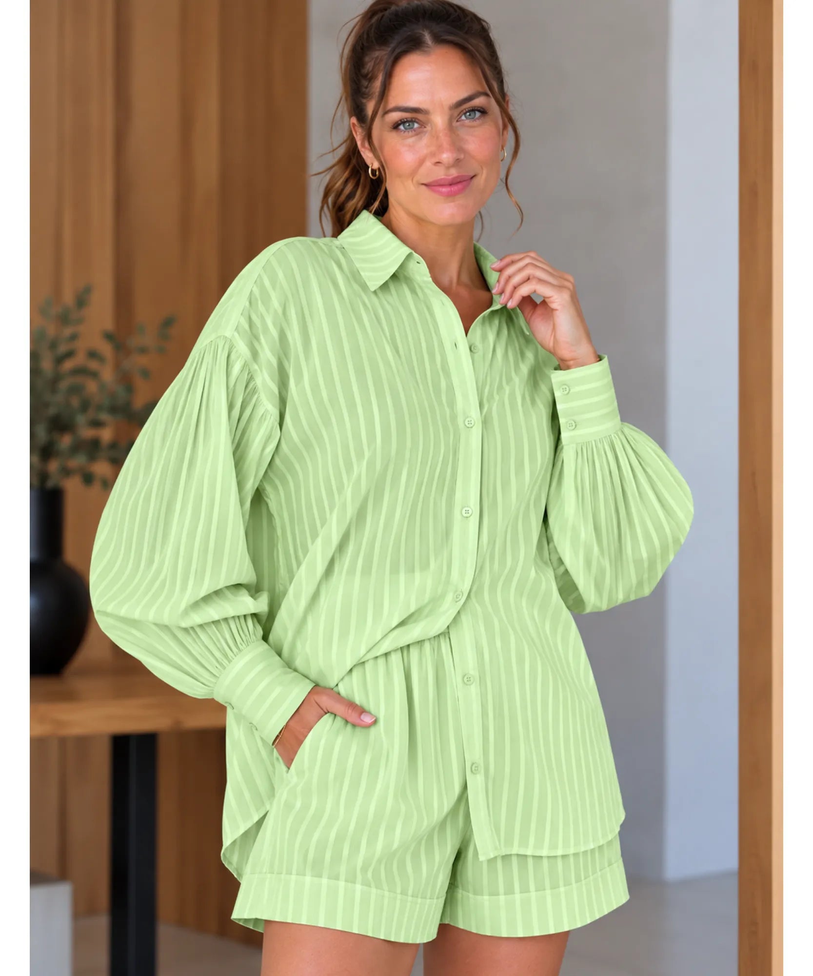 Conjunto feminino camisa oversized e short algodão verde claro listrado, vista de frente