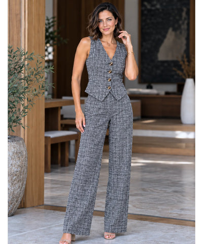 Conjunto de colete e calça pantalona em tweed cinza de frente