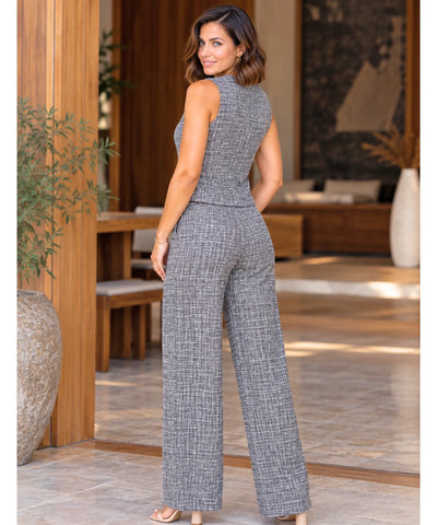 Conjunto de colete e calça em tweed cinza visto de costas