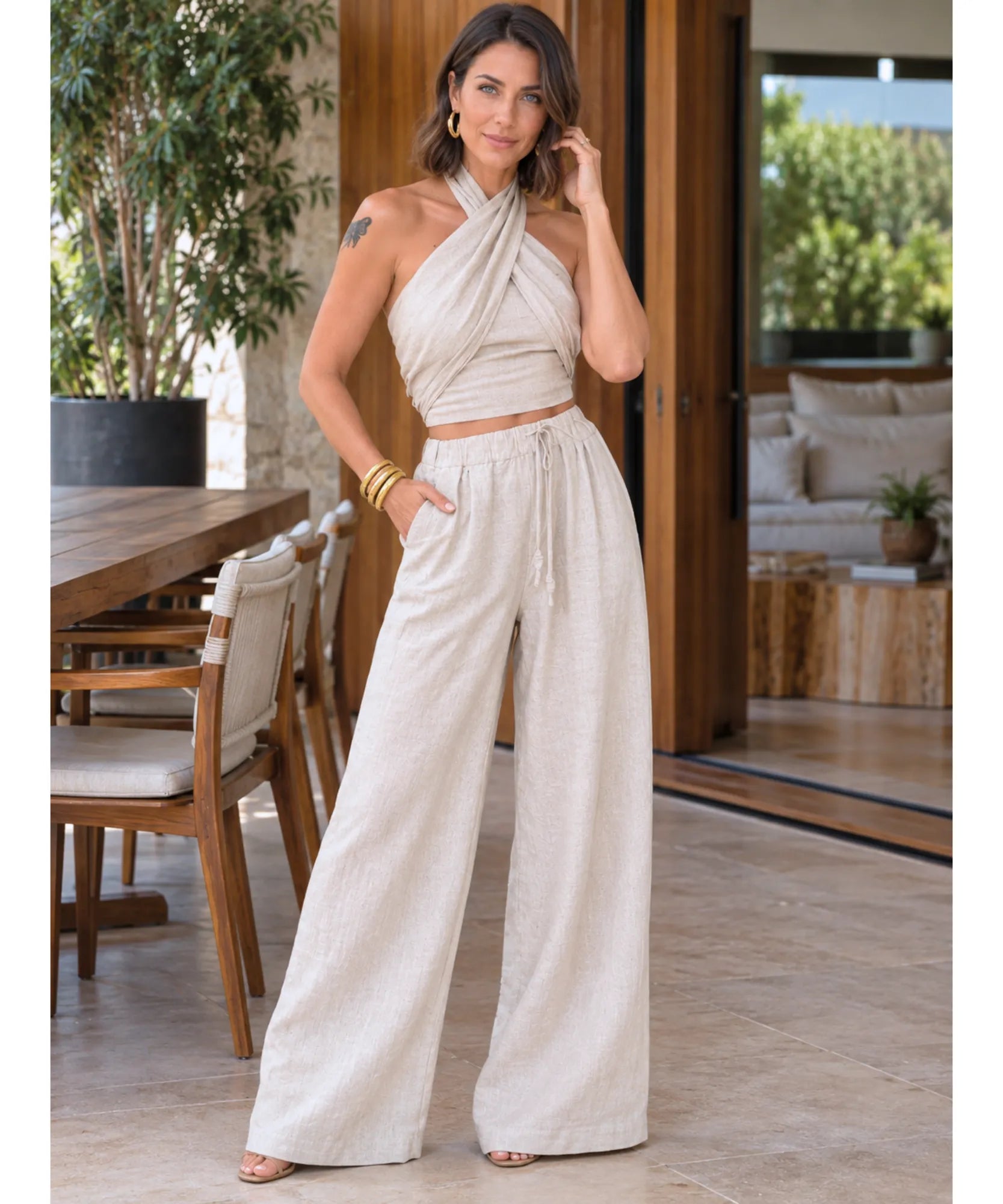 Conjunto cropped e calça pantalona feminino bege, vista de frente corpo inteiro