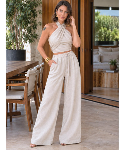 Conjunto cropped e calça pantalona feminino bege, vista de frente corpo inteiro