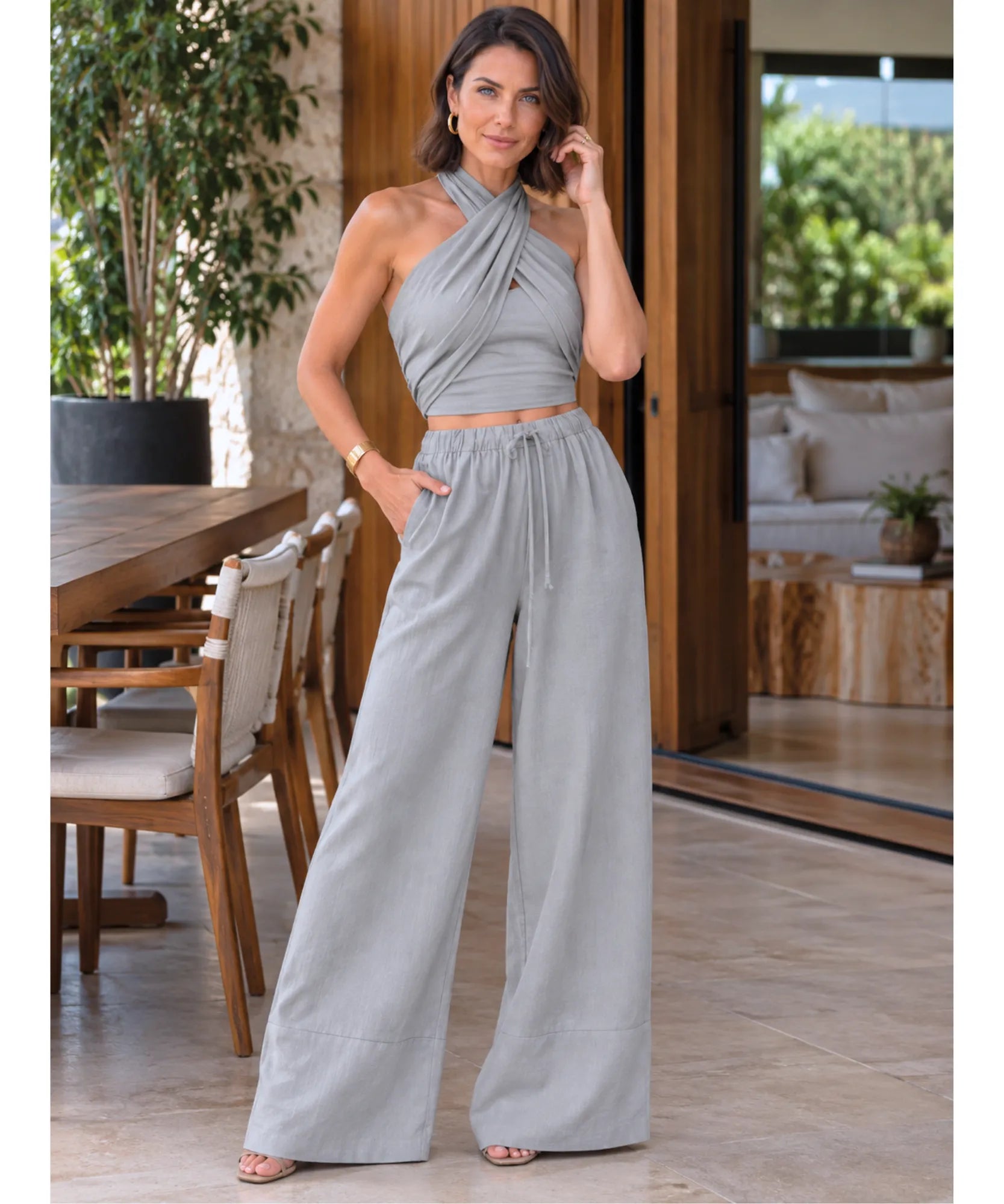 Conjunto cropped e calça pantalona feminino cinza, vista de frente corpo inteiro
