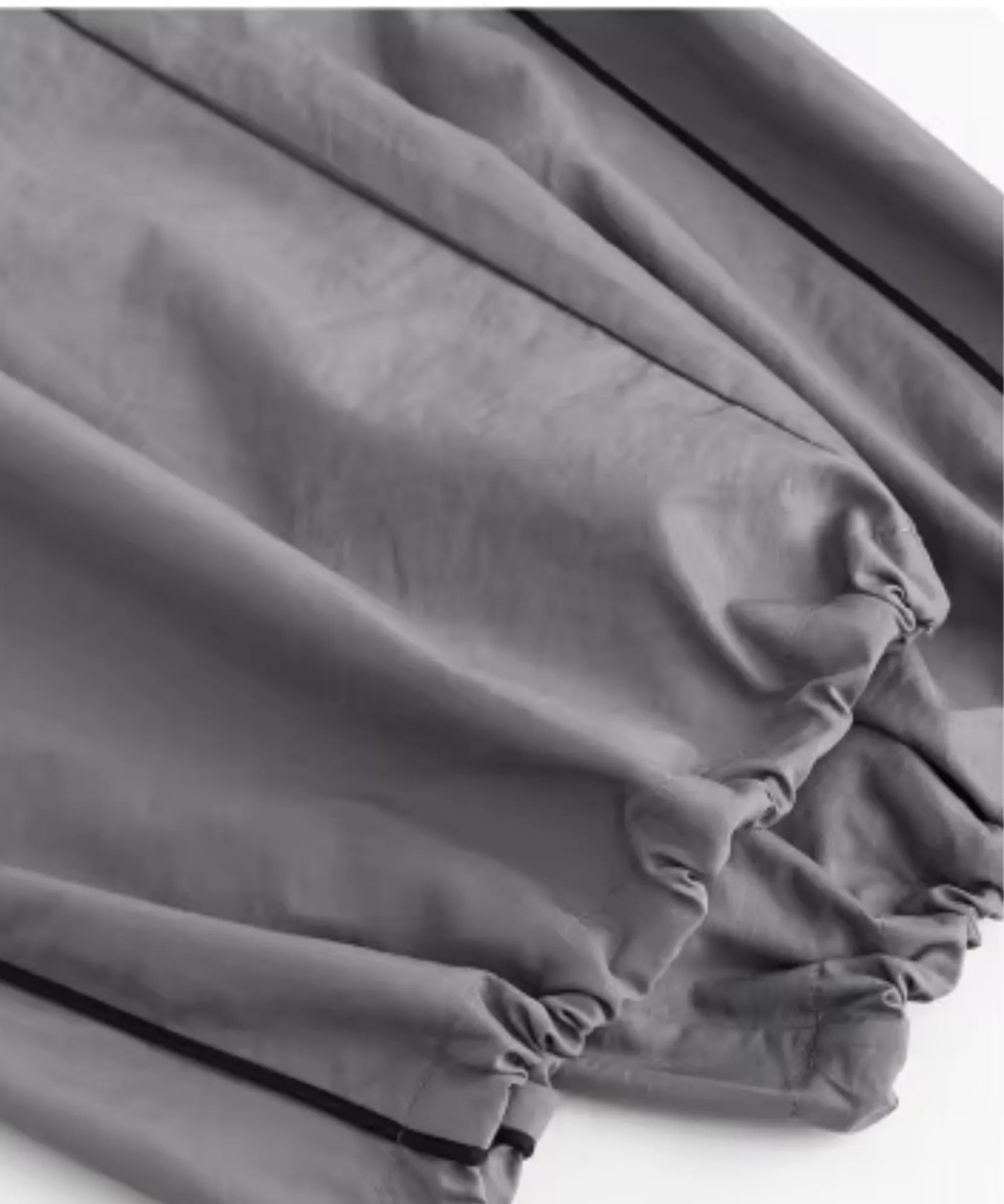 Detalhe da malha cinza de nylon com elastano da calça pantalona