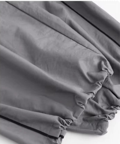 Detalhe da malha cinza de nylon com elastano da calça pantalona